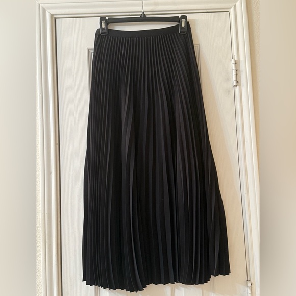 Aritzia Babaton “Ladder Skirt” Black Pleated Skirt - Picture 4 of 7